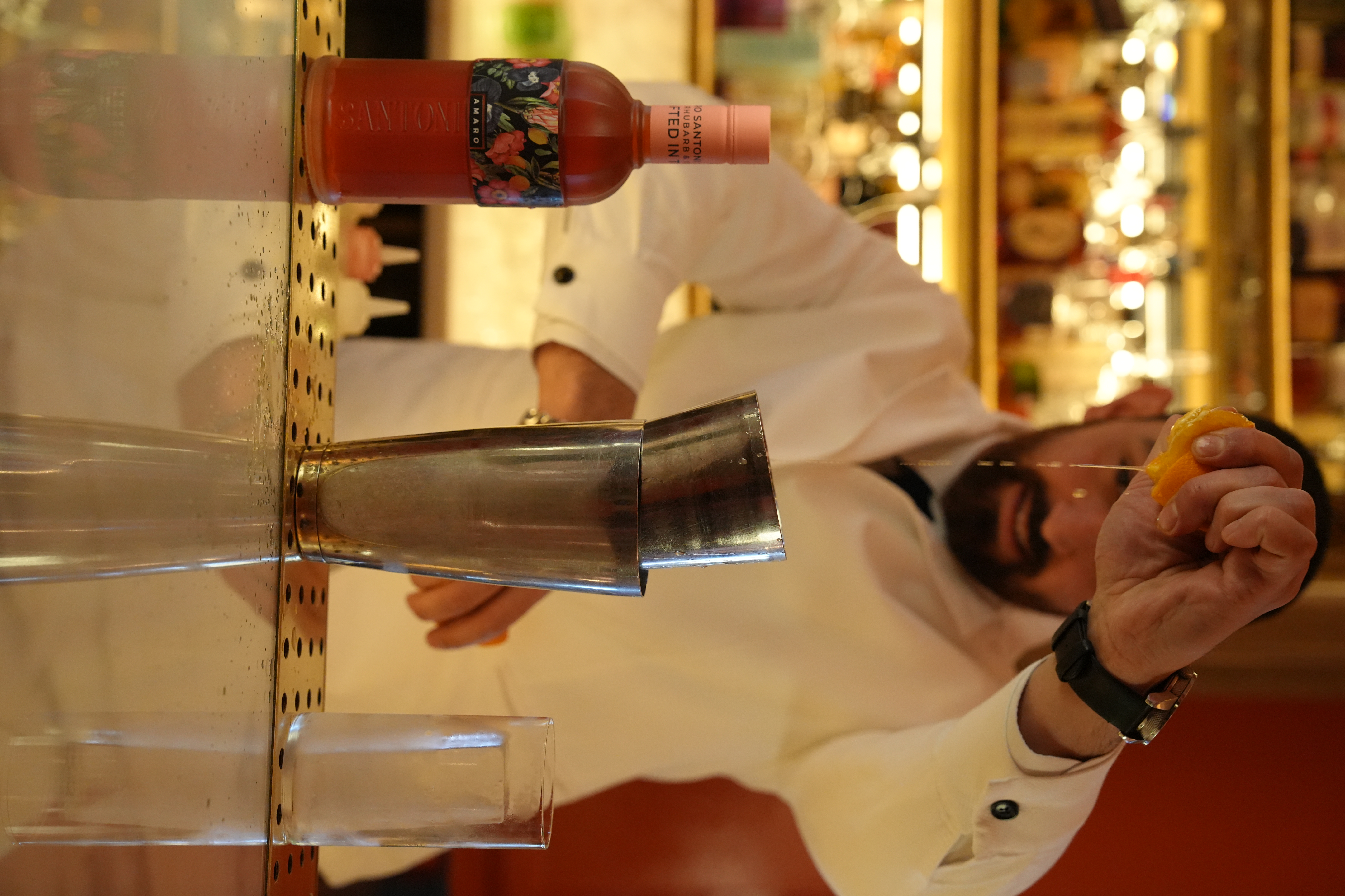 Barman che prepara un cocktail
